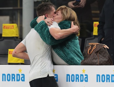 Esposito abbraccia la mamma dopo il primo gol in Serie A: foto