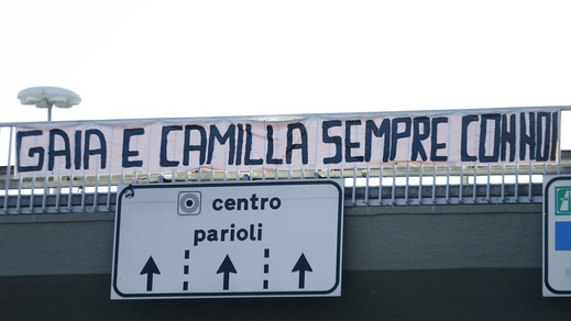 Ragazze investite e uccise a Roma, commozione ai funerali di Gaia e Camilla