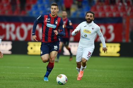 Il Crotone cala il tris, pareggia il Frosinone. Sconfitte per Salernitana e Perugia