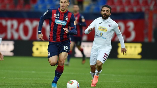 Il Crotone cala il tris, pareggia il Frosinone. Sconfitte per Salernitana e Perugia