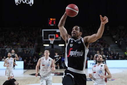 La Virtus Bologna batte Milano con 19 punti di Hunter