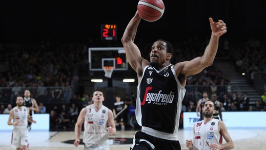 La Virtus Bologna batte Milano con 19 punti di Hunter