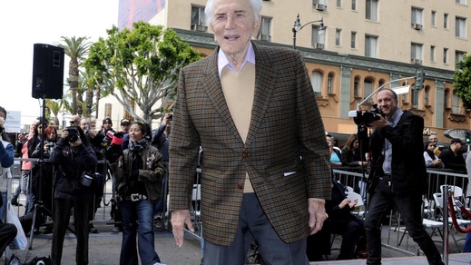 È morto Kirk Douglas, l’attore americano aveva 103 anni