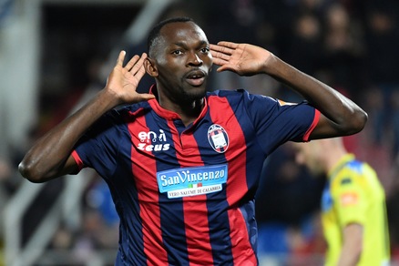 Crotone a valanga contro la Vibonese: 6-1 nel segno di Simy e Kargbo