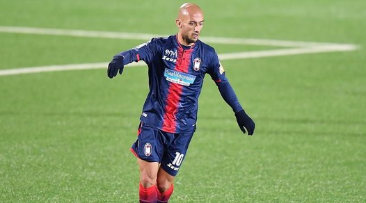 Crotone verso il Napoli: Benali e Siligardi in gruppo