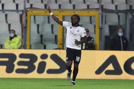 Ruba pc su volo Parigi-Milano e va a casa di Nzola: denunciato