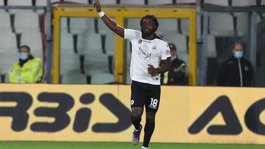 Ruba pc su volo Parigi-Milano e va a casa di Nzola: denunciato