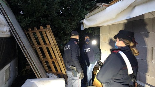 A Napoli 15 persone festeggiano il Natale dentro un bar: multe per tutti