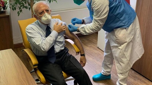 De Luca si vaccina, De Magistris furioso: "Si vergogni!"