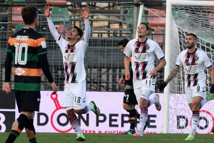 Serie B, la Salernitana allunga sulla Spal. Pari Frosinone, vince il Lecce