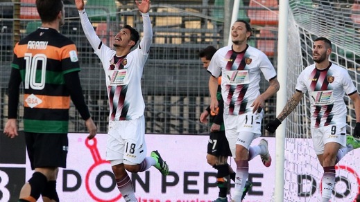 Serie B, la Salernitana allunga sulla Spal. Pari Frosinone, vince il Lecce