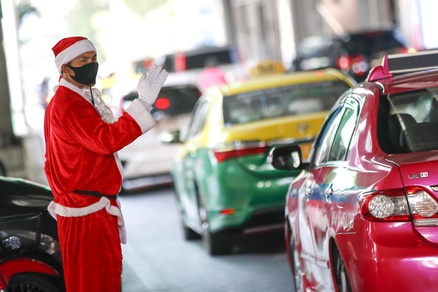 Babbo Natale ha il Covid: contagiate più di 100 persone