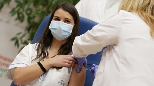 Claudia Alivernini, prima vaccinata in Italia, si cancella da facebook. Insulti e minacce di morte!