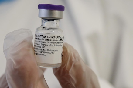 Vaccino anti Covid: l'Iss smonta tutte le bufale e le fake news con le Faq