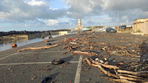 Mareggiata a Fiumicino, strada invasa da rifiuti di ogni tipo