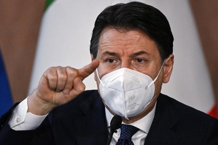 Coronavirus, Conte: "Escludo la vaccinazione obbligatoria"