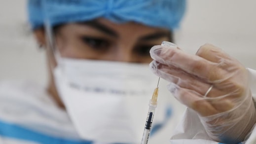 Coronavirus, infermiera si emoziona durante il vaccino e ha un malore