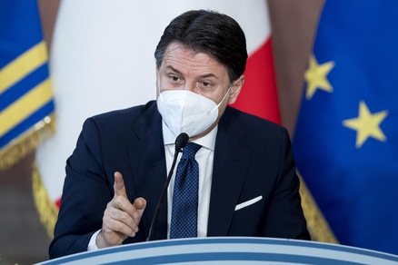 Coronavirus, ipotesi del Governo: massimo due ospiti a casa fino al 15 gennaio