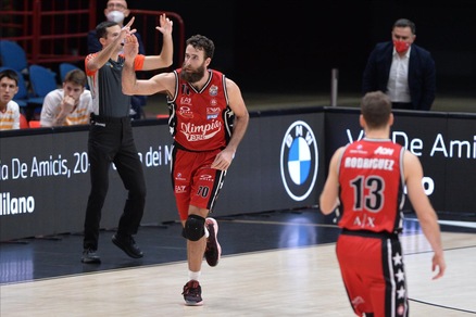 Milano soffre ma batte Pesaro,Bilan lancia Sassari. Brindisi al fotofinish ringrazia Harrison