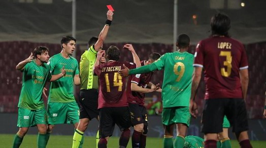 Salernitana ko in 9 uomini. Bufera su Rapuano: quanto manca il VAR!