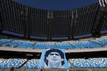 Maradona, una statua davanti allo stadio a Napoli: venerdì parte l'iter in Comune