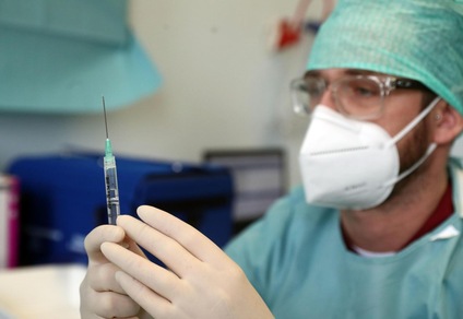 Vaccino Pfizer, ecco gli effetti indesiderati: dall'insonnia alla paralisi