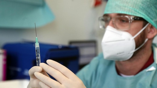 Vaccino Pfizer, ecco gli effetti indesiderati: dall'insonnia alla paralisi