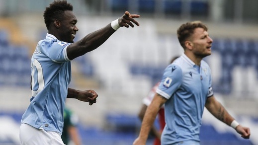 Caicedo, messaggio di mercato: bacio d'amore con la maglia