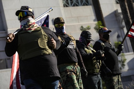 Spari e lacrimogeni a Washington: fan di Trump assaltano il Campidoglio