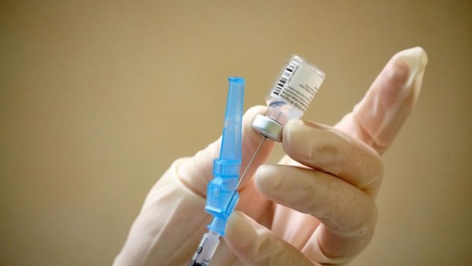 Modena, vaccino anti-Covid a figli e parenti: aperta indagine