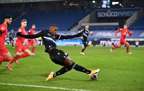 Hertha Berlino sconfitto a Bielefeld.Stoccarda, poker e tre punti in trasferta