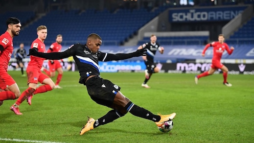 Hertha Berlino sconfitto a Bielefeld.Stoccarda, poker e tre punti in trasferta