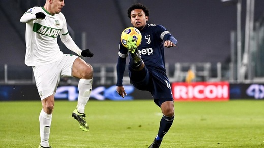 Juve-Sassuolo, McKennie si ferma dopo soli 18 minuti: sostituito