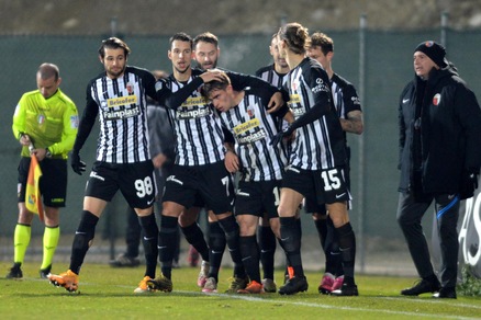 Coronavirus, positivo un tesserato dell'Ascoli