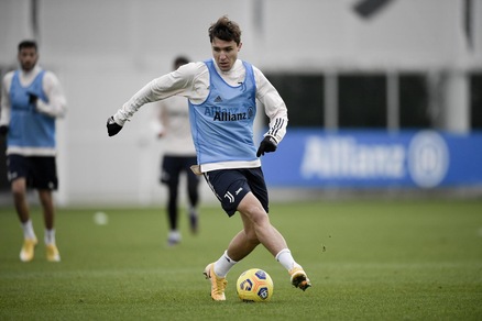 Juve, Chiesa e McKennie vedono l'Inter: lavoro a parte