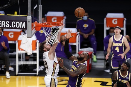 Nba, LeBron spazza via i Pelicans di Melli: tre partite rinviate per Covid