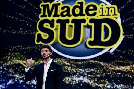 Amadeus, la rivelazione di De Martino: "Ecco cosa c'è scritto sulla sua carta d'identità"