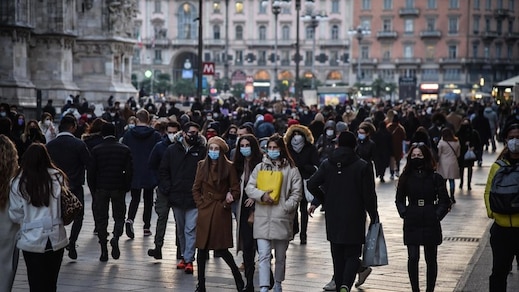 Coronavirus, ultimo giorno in arancione: shopping e folla in centro a Milano