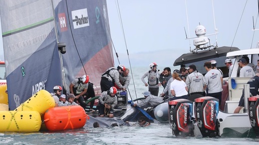 Paura in Coppa America: la barca Usa si ribalta in regata contro Luna Rossa