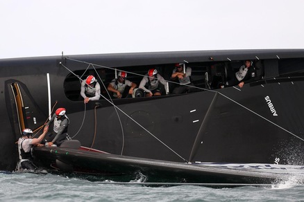 Paura in Coppa America: la barca Usa si ribalta, Luna Rossa si salva