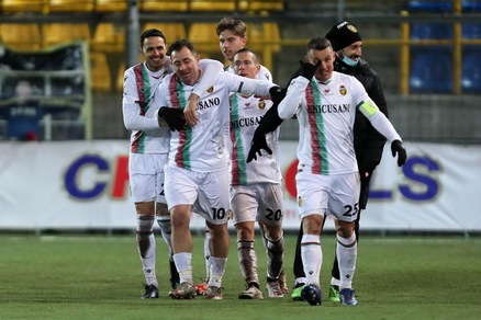 La Ternana non si ferma più: 3-0 alla Juve Stabia. Bari ok di misura