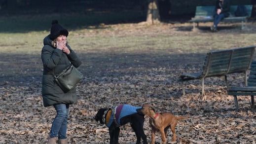 Milano, divieto di fumo all'aria aperta: stop anche nei parchi e negli stadi