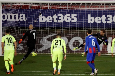 Dmitrovic, il portiere goleador non basta all'Eibar: vince l'Atletico con doppietta di Suarez