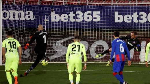 Dmitrovic, il portiere goleador non basta all'Eibar: vince l'Atletico con doppietta di Suarez
