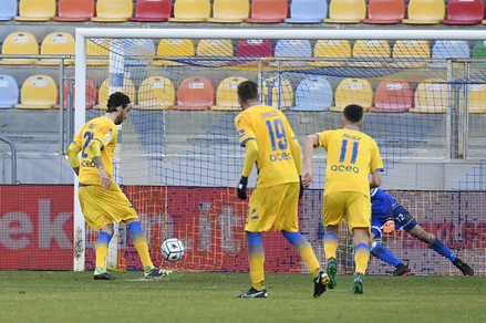Serie B: Frosinone salvato da un cucchiaio, Cittadella ko a Venezia