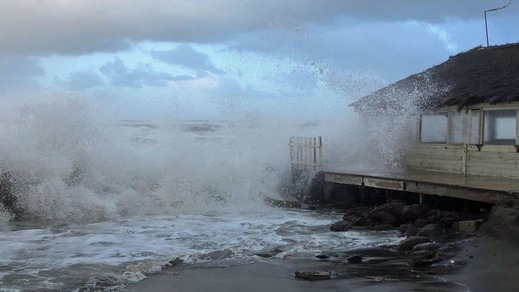 Maltempo a Roma, mare in tempesta sul litorale capitolino