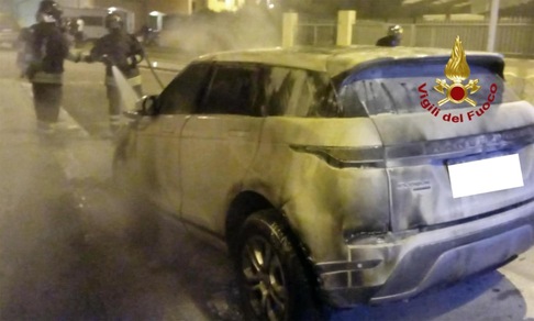 Bruciata l'auto della showgirl Serena Enardu