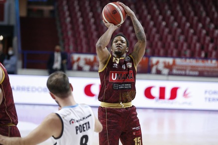 Venezia ok con Cremona in volata, Pesaro annienta Cantù. Vince Sassari