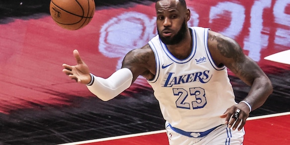 Nba, LeBron James domina Cleveland, bene Nets e Warriors