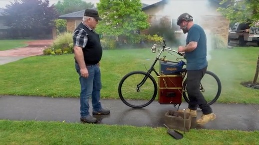Bici a vapore: una replica che viaggia a 90 km/h